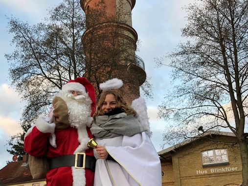 Der Weihnachtsmann und das Christkind vor dem Alten Leuchtturm in Travemünde.