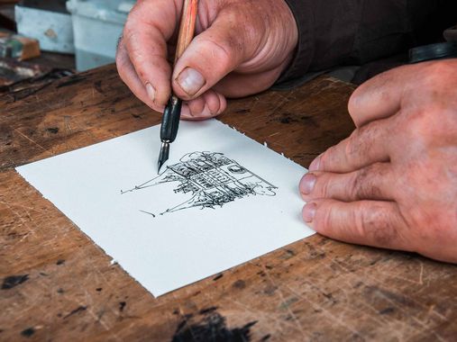 Maler zeichnet eine Skizze vom Holstentor