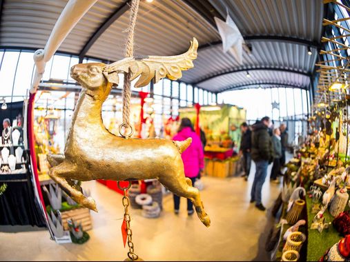 Hängendes goldenes Deko-Rentier auf dem Travemünder Wintermarkt 