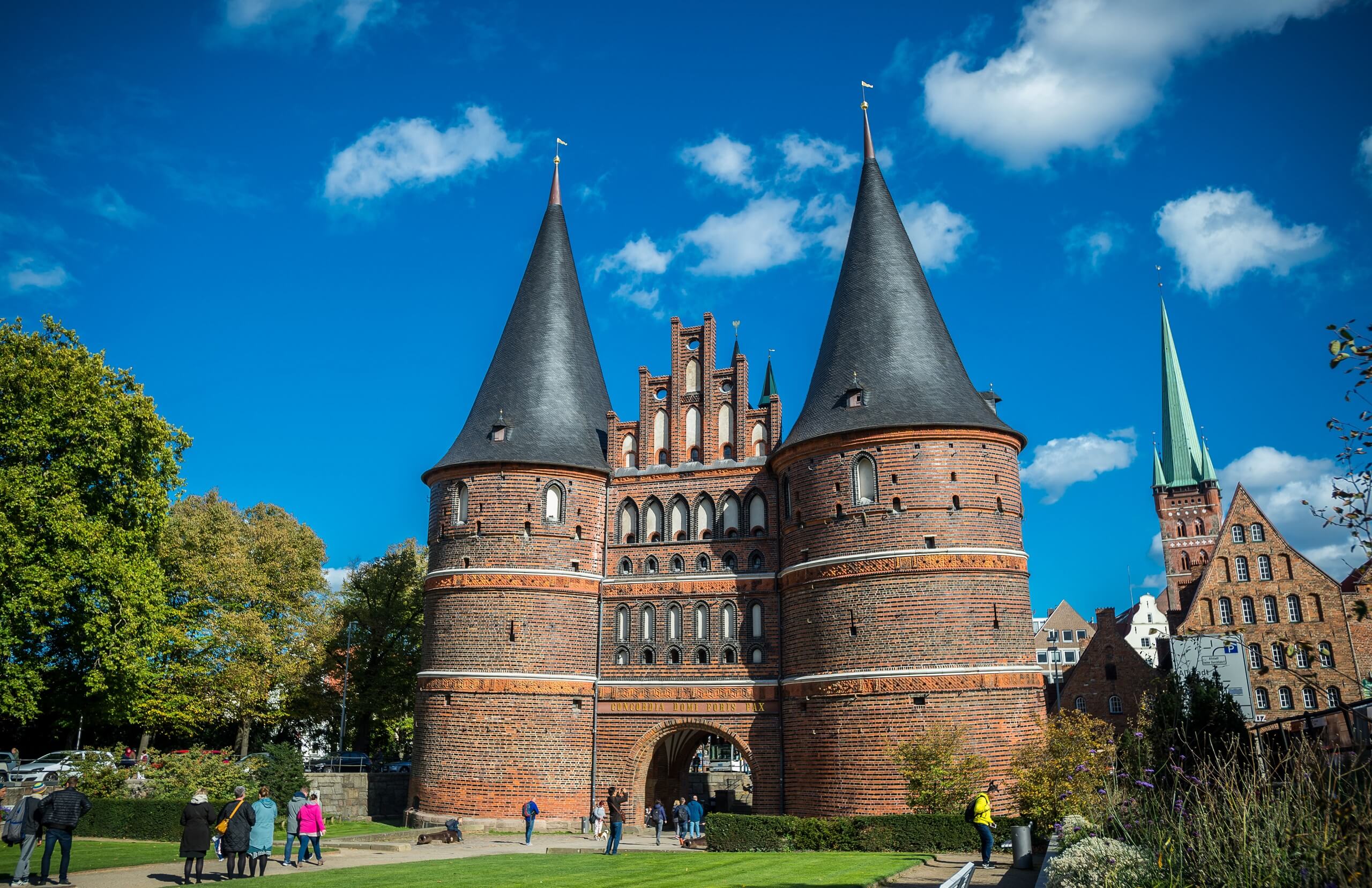 Das Holstentor bei blauem Himmel