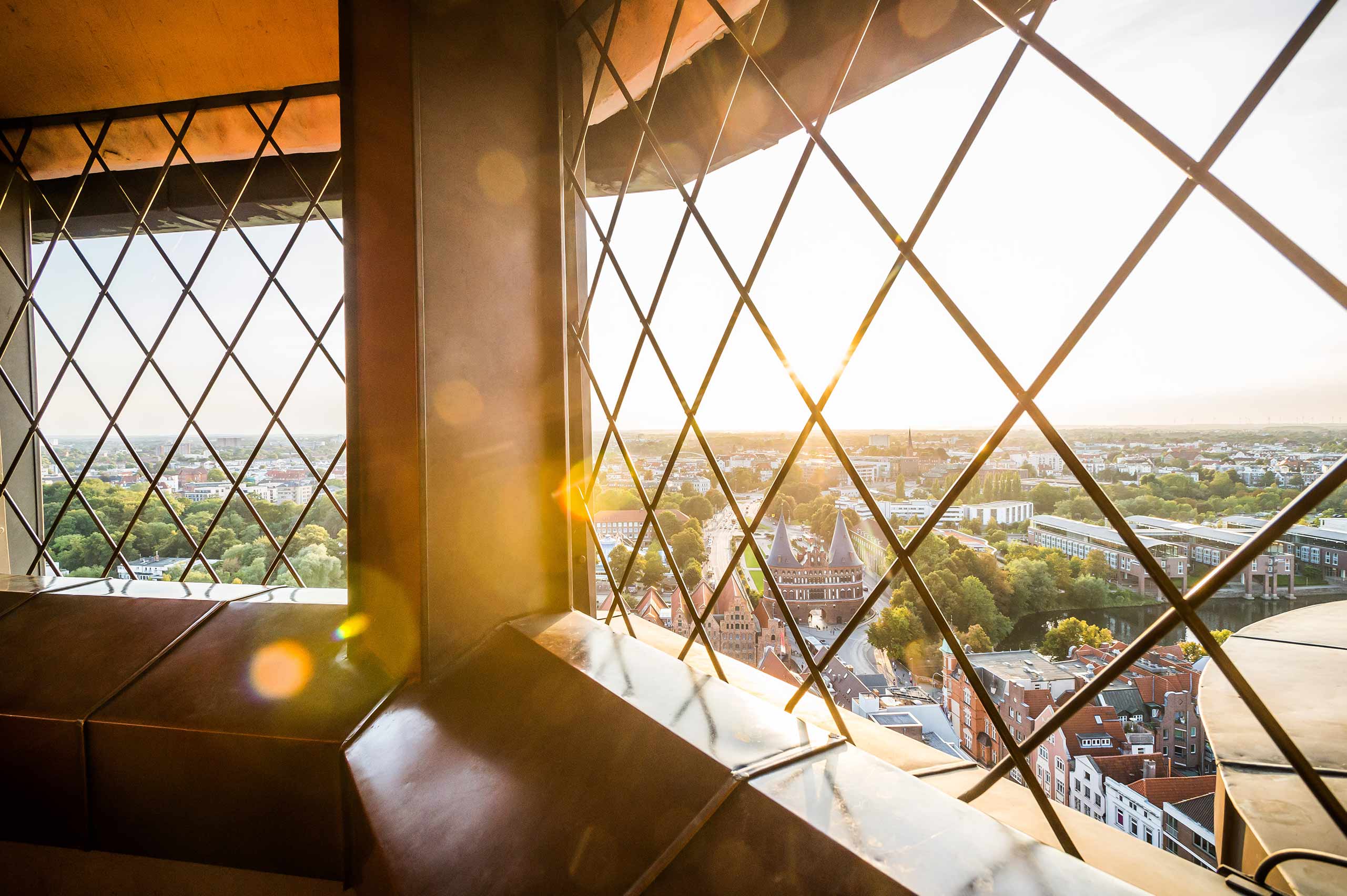 Ausblick in Richtung Holstentor auf der Aussichtsplattform der St. Petri