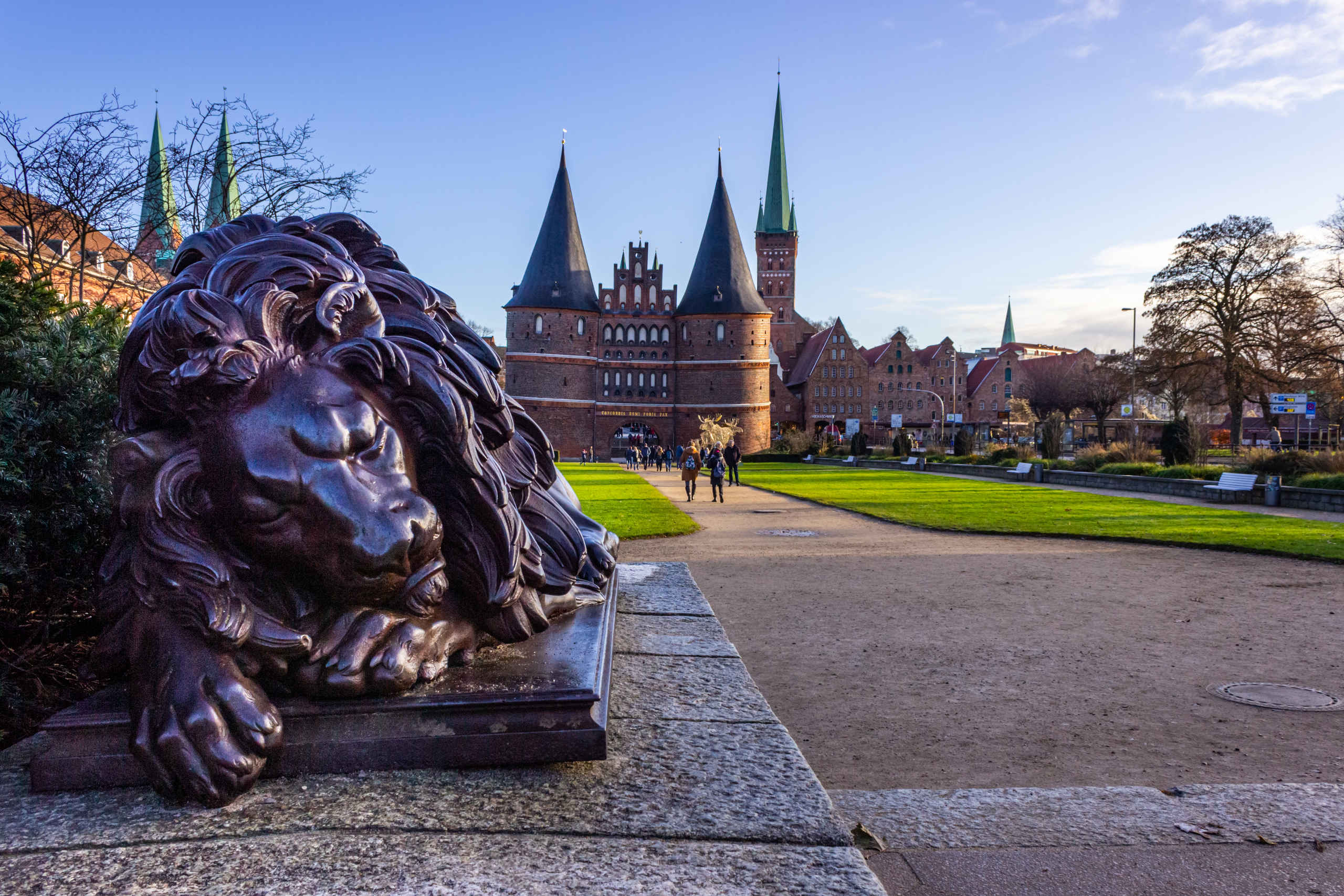 Löwenstatue und Trelche vor dem Holstentor