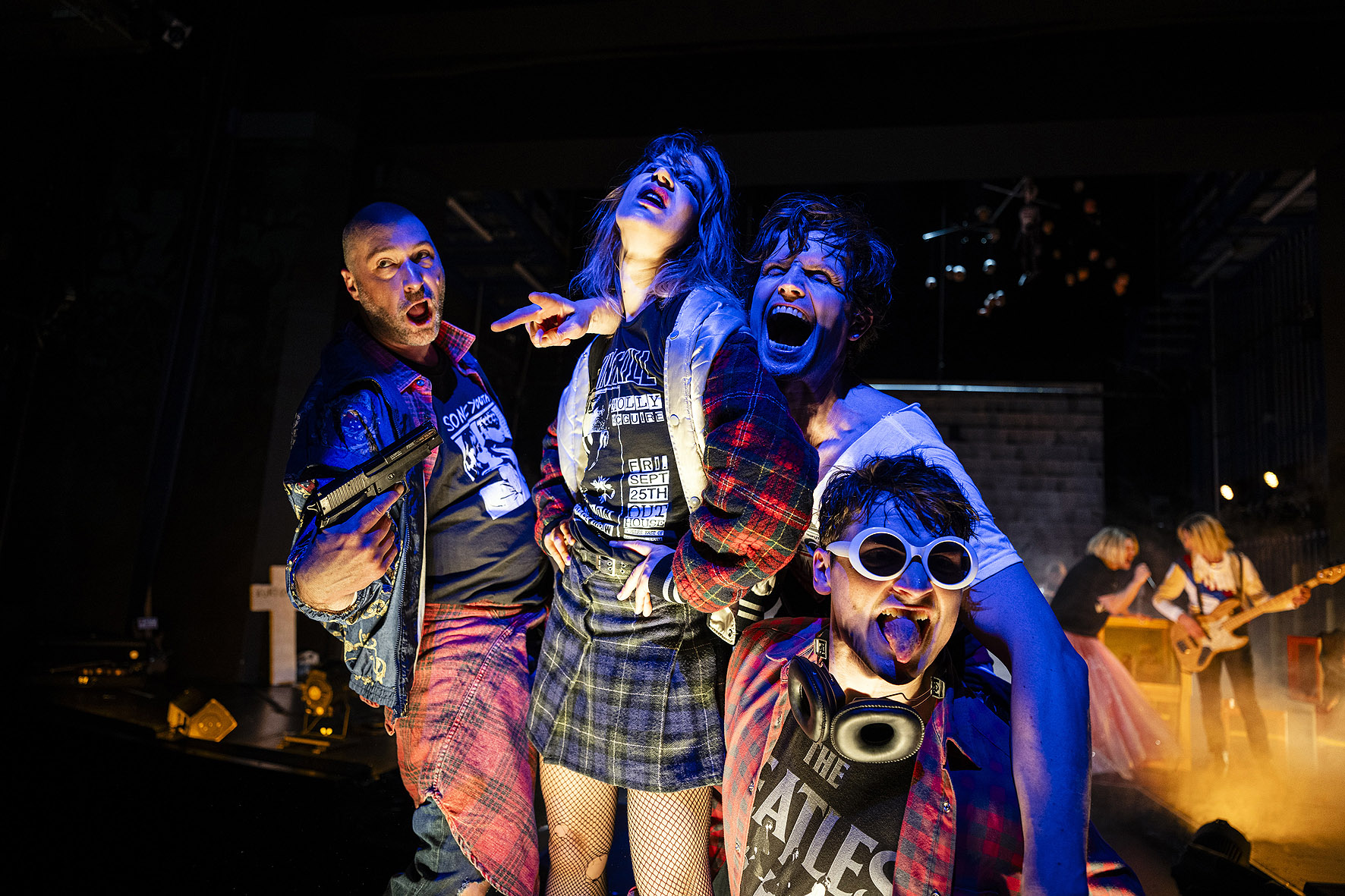 Zeitgenössische Theaterszene aus Come As You Are: junge Darstellende in moderner Alltagskleidung auf offener Bühne.