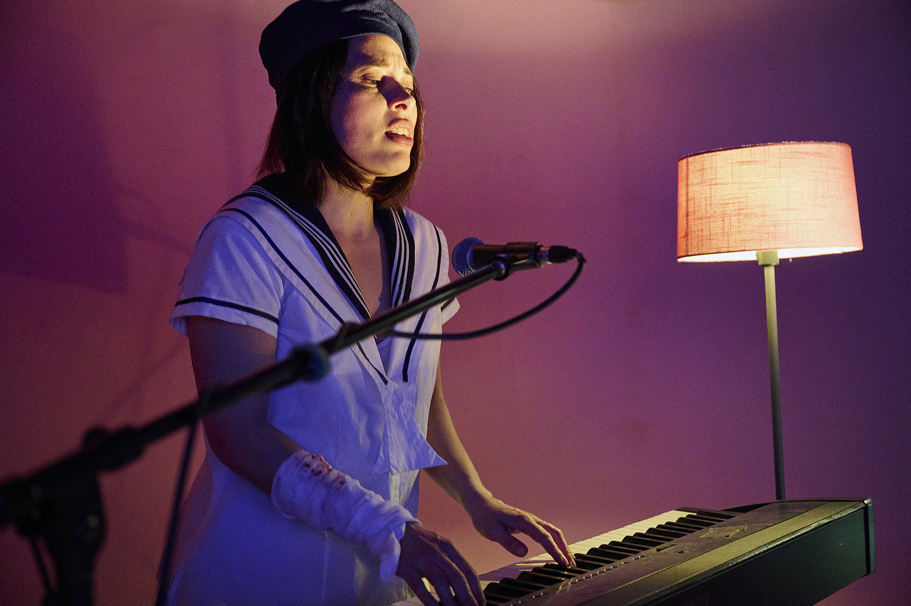 Ensemble in Bewegung aus dem Stück Zombies: dynamische Choreografie mit düsterer, intensiver Atmosphäre.