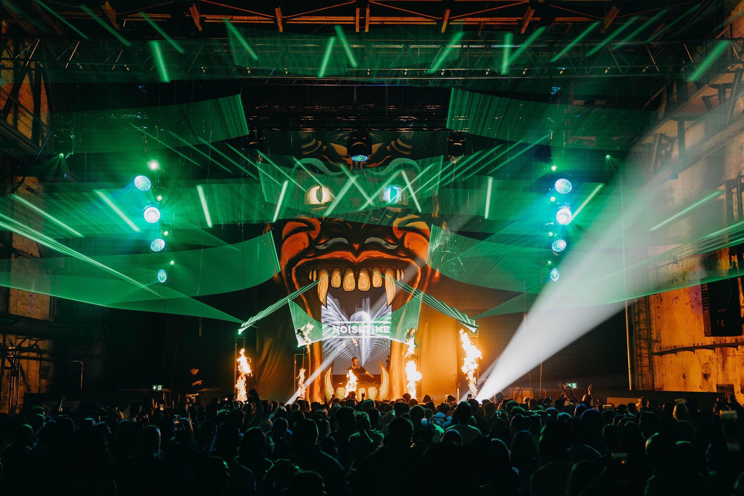 Konzert mit Lasershow und DJ-Performance vor großer Bühne im Lübecker Werftquartier.