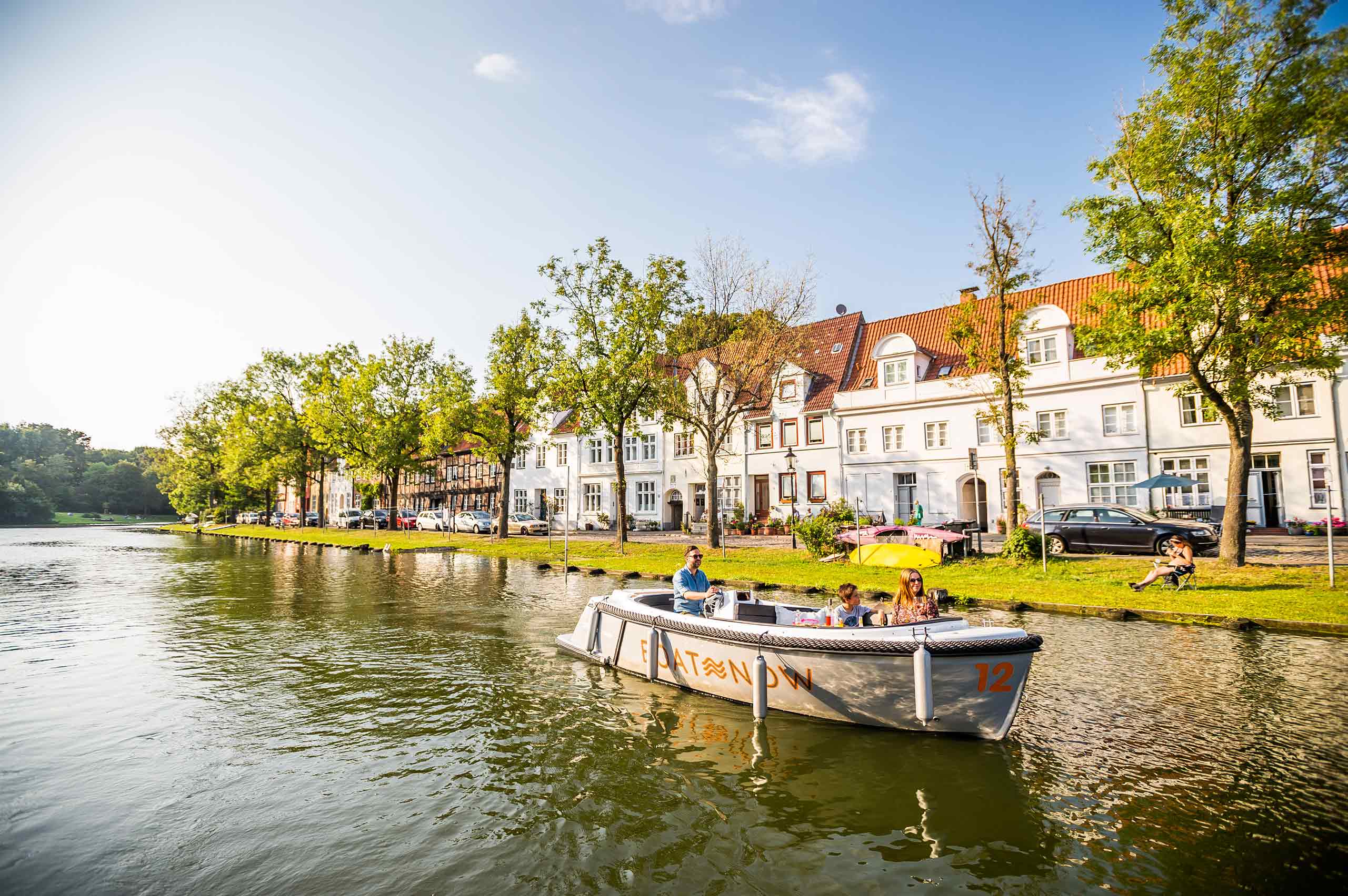 Familie im BoatNow am Malerwinkel