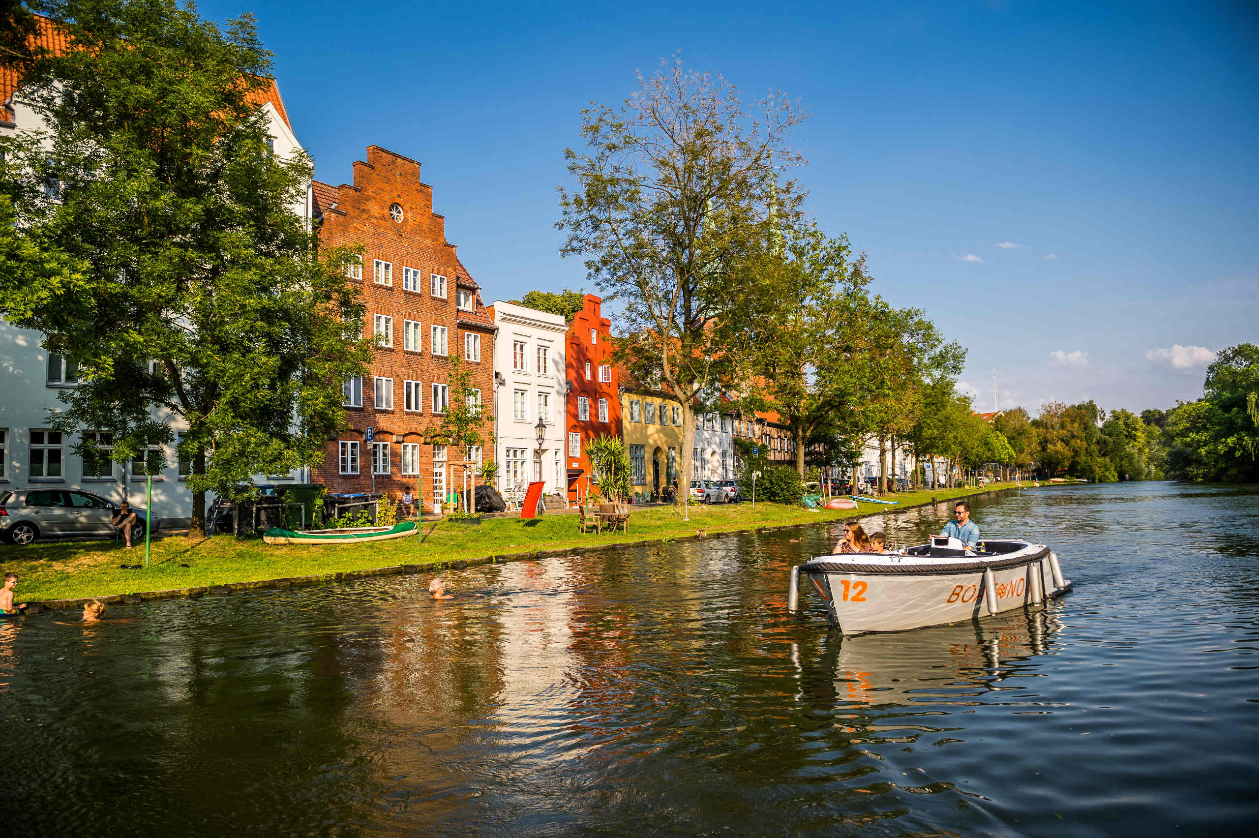 Familie im BoatNow auf der Trave im Malerwinkel
