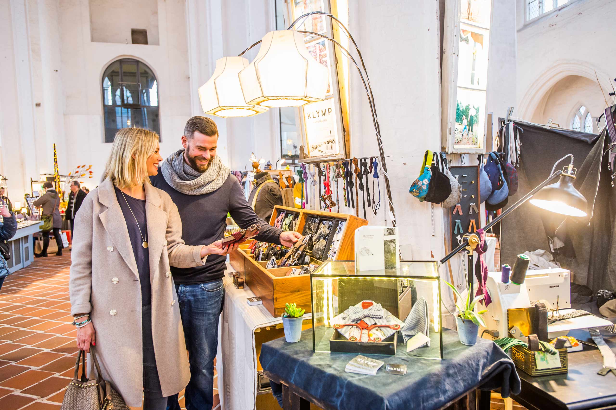 Paar schaut sich auf dem Kunsthandwerkermarkt in der St. Petri um 